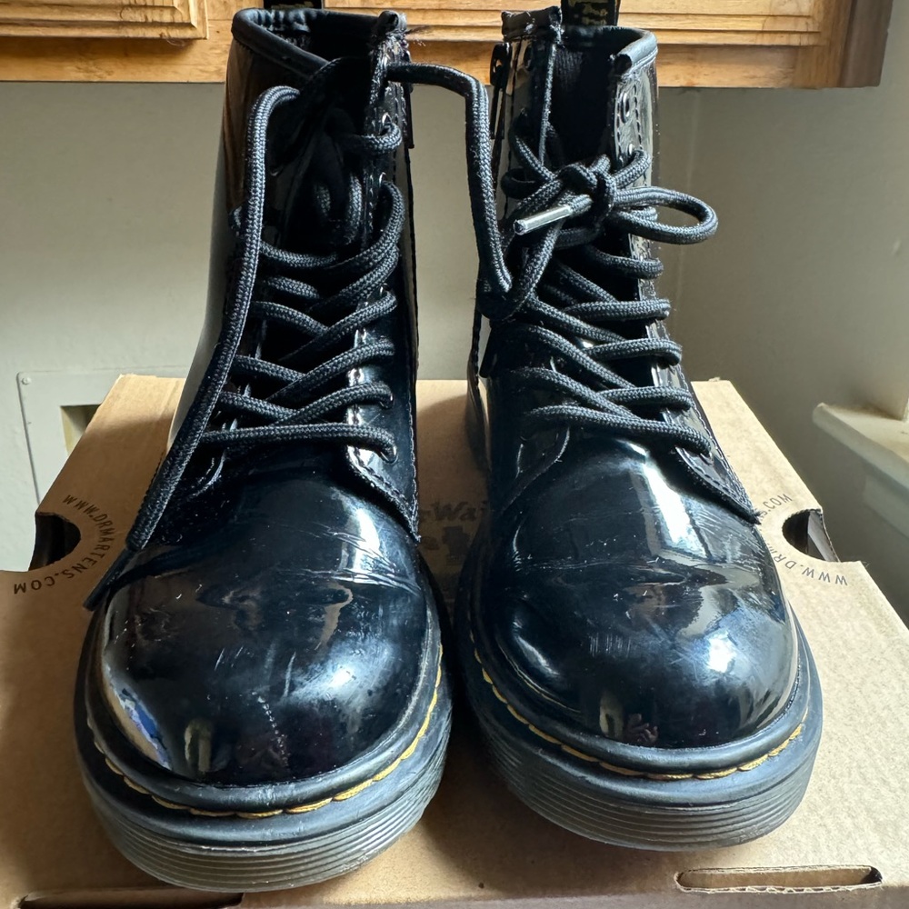 YOUTH 1460 PATENT LEATHER LACE UP BOOTS